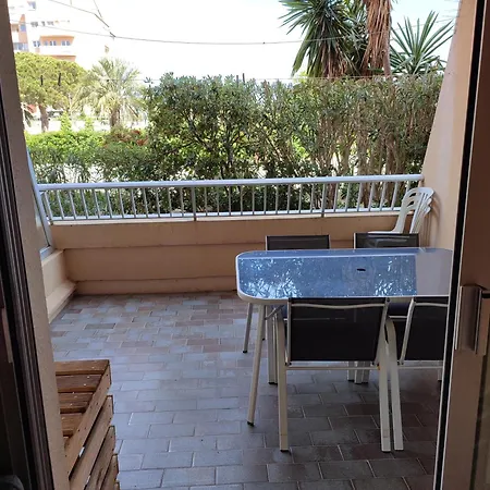 Port De 4 Personnes Avec Terrasse * Hyeres